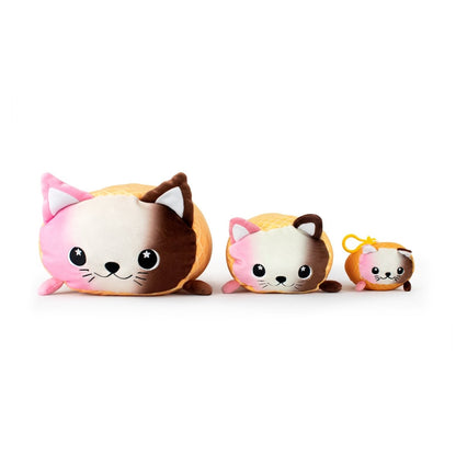 The Moosh-Moosh Series 5 features three cat-like stuffed toys in various sizes with large eyes and pink-brown ice cream-themed fur. The smallest is Napoleon the Ice Cream Plush Clip-On, using a yellow ring as its attachment.